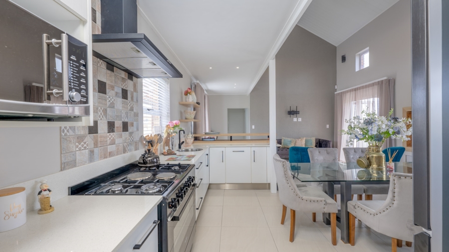 4 Bedroom Property for Sale in Oceanview Heights Western Cape